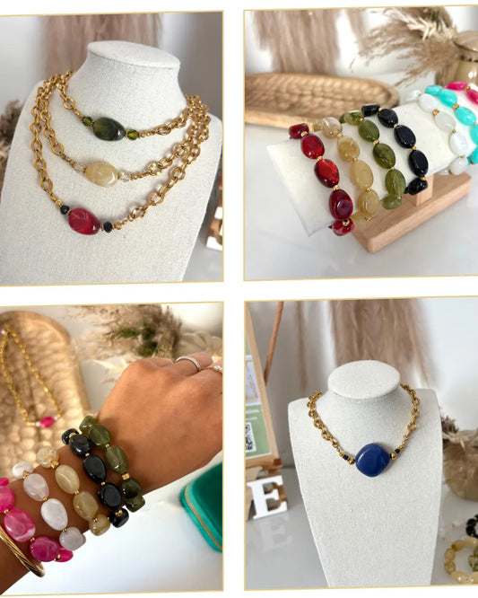 grille composée de 4 images présentant des bijoux fait main en acier inoxydable doré et perles en acrylique colorée. Bracelets en perles colorés portés au poignet et disposés sur un présentoir en bambou. Colliers choker chaîne à larges mailles en acier inoxydable doré et orné d'une grosse perle colorée de forme ovale irrégulière et losange bleu foncé.