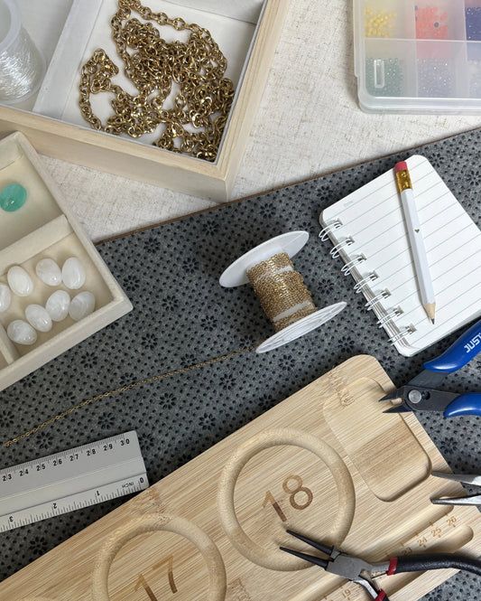 équipements et accessoires DIY pour bijoux. Atelier création de bijoux faits main en acier inoxydable, perles, chaîne, pinces
