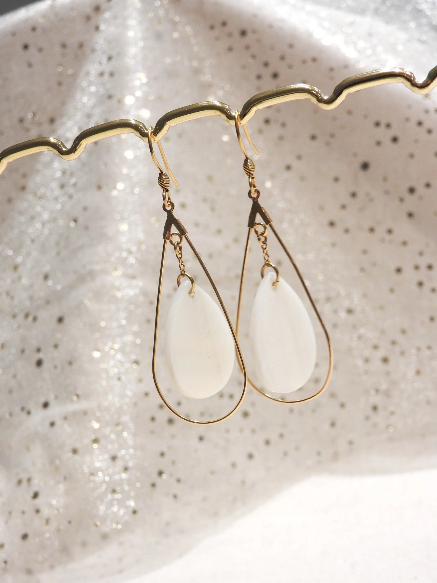 boucles d'oreilles crochets en acier inoxydable doré décorées de pendentif goutte en nacre blanche.