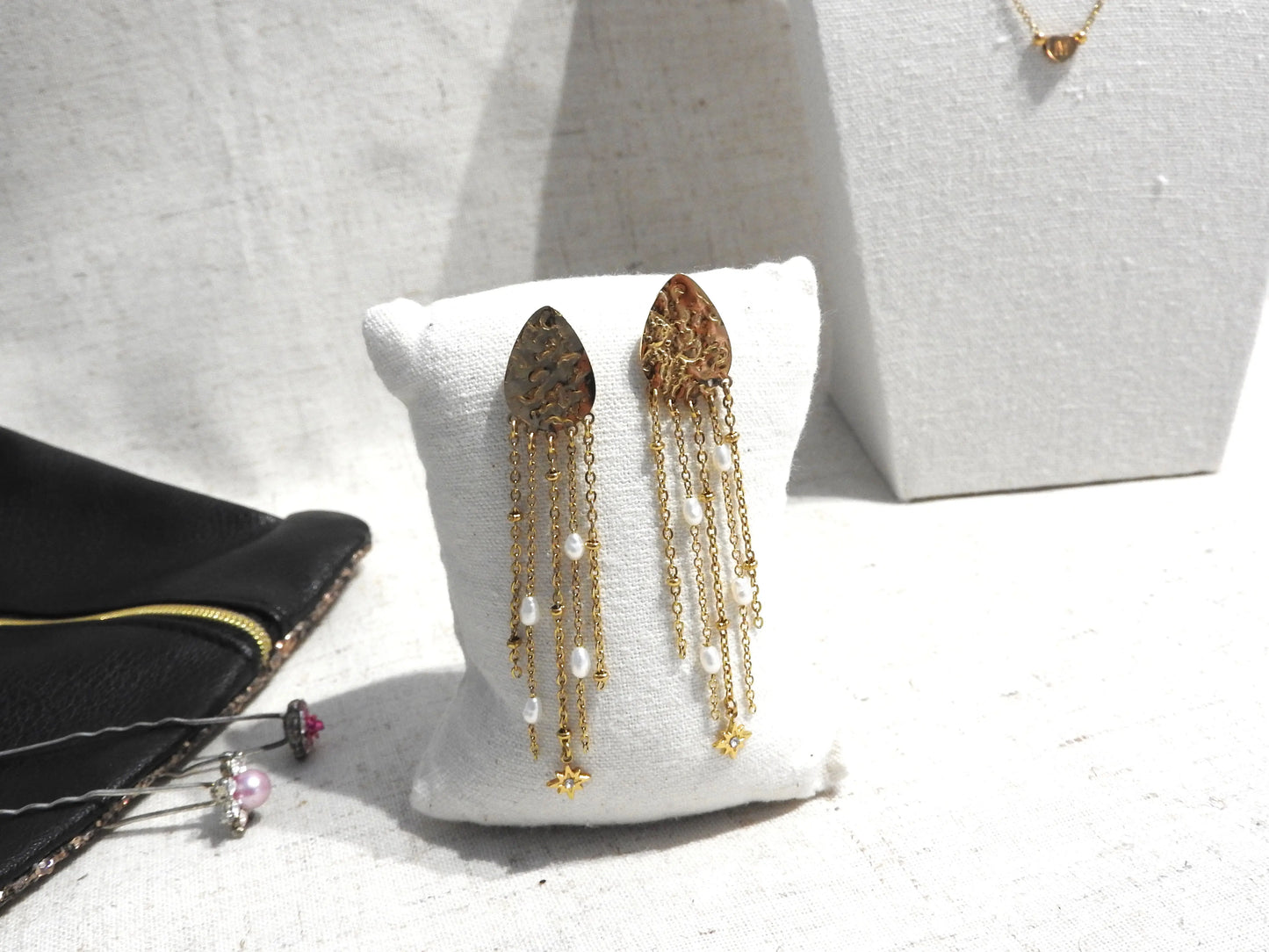 Boucles d'oreilles clous texturées à chaînettes pendantes perlées en acier inoxydable doré et perles d'eau douce blanche.