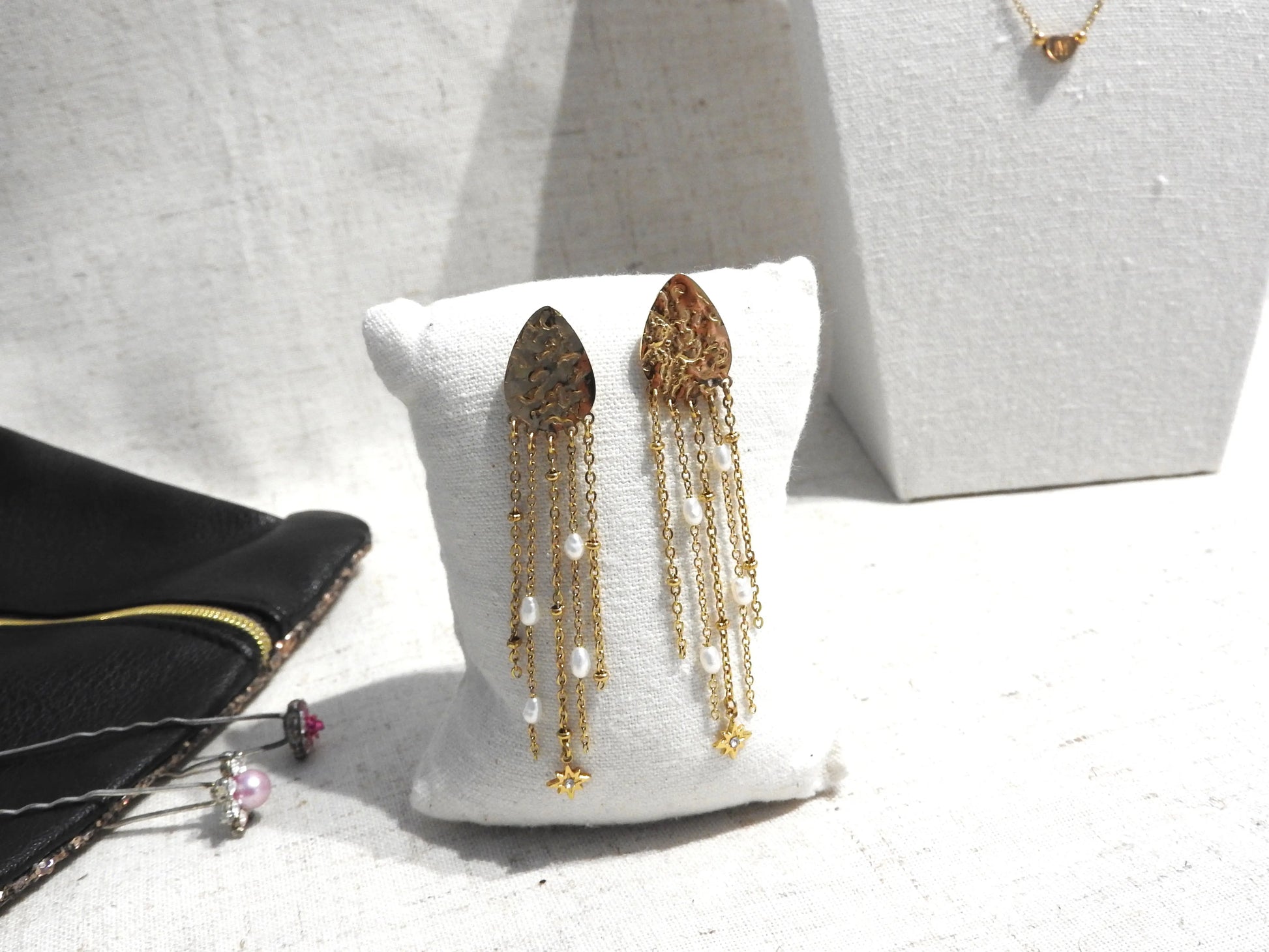 Boucles d'oreilles clous texturées à chaînettes pendantes perlées en acier inoxydable doré et perles d'eau douce blanche.
