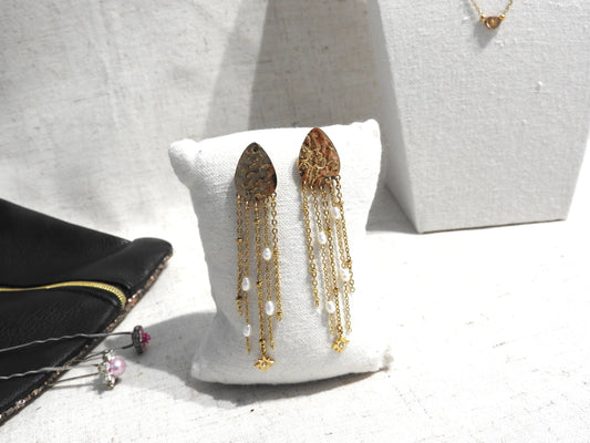 Boucles d'oreilles clous texturées à chaînettes pendantes perlées en acier inoxydable doré et perles d'eau douce blanche.