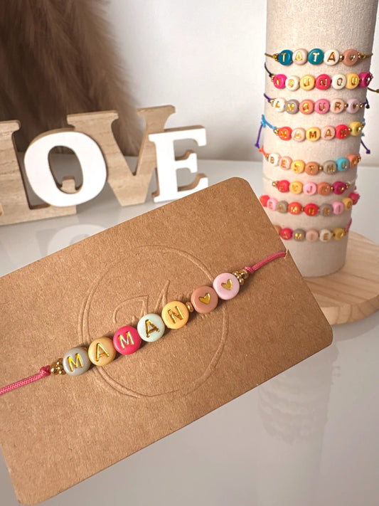 bracelets à cordon coloré avec un message à personnaliser en perles colorées.