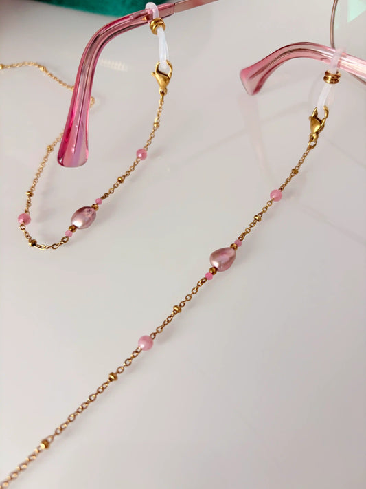 chaîne de lunettes en acier inoxydable doré et perlée, ornée de perles d'eau douce rose et perles de verre. Accessoire bijou monté sur branches de lunettes rose.