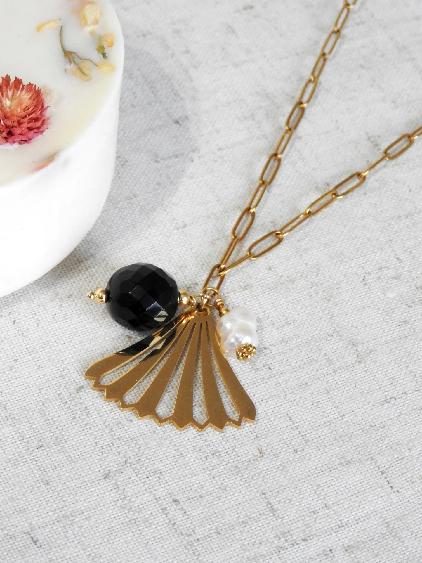 Collier sautoir à 3 breloques, onyx noir, perle d'eau douce blanche et un pendentif en forme d'éventail en acier inoxydable doré.