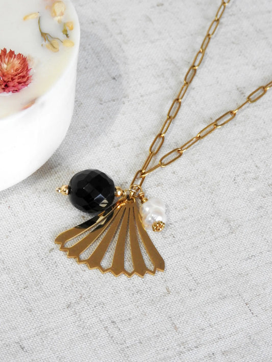 Collier sautoir à 3 breloques, onyx noir, perle d'eau douce blanche et un pendentif en forme d'éventail en acier inoxydable doré.