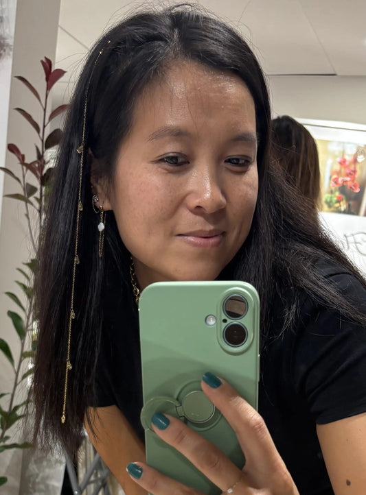 créatrice de la marque de bijoux faits main et hypoallergéniques en acier inoxydable qui porte un bijou pour cheveux, la chaîne larmoyante en cristal et acier inoxydable, taille M.