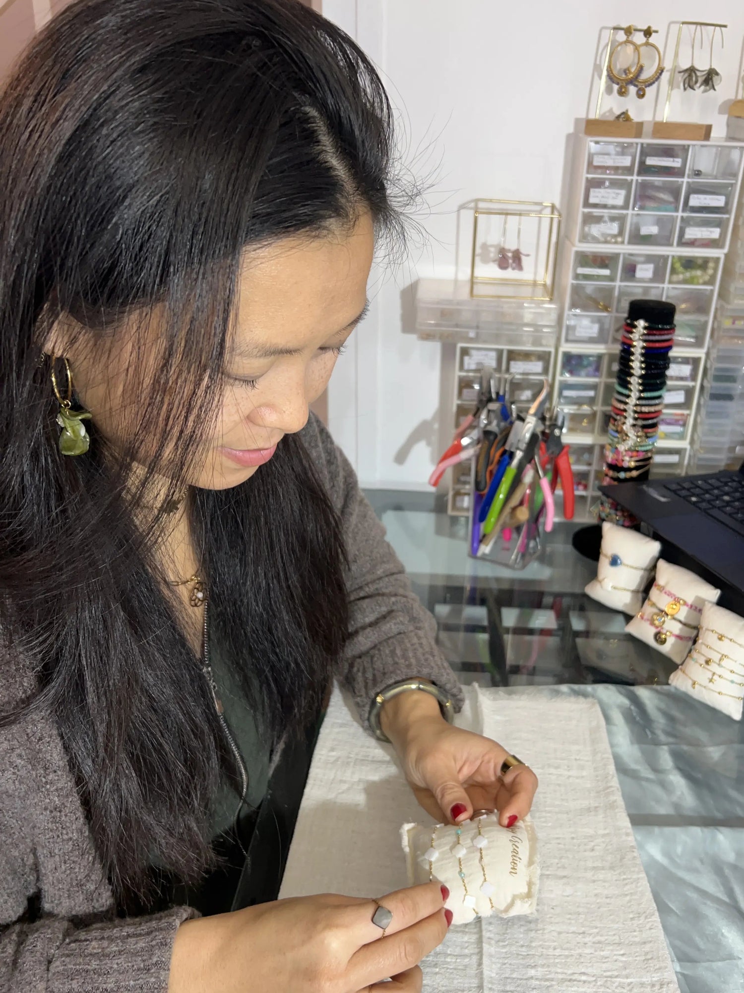 créatrice de la marque de bijoux M'Joy Creation dans son atelier à Eragny. Bijoux uniques, tendances, originaux et hypoallergéniques en acier inoxydable.