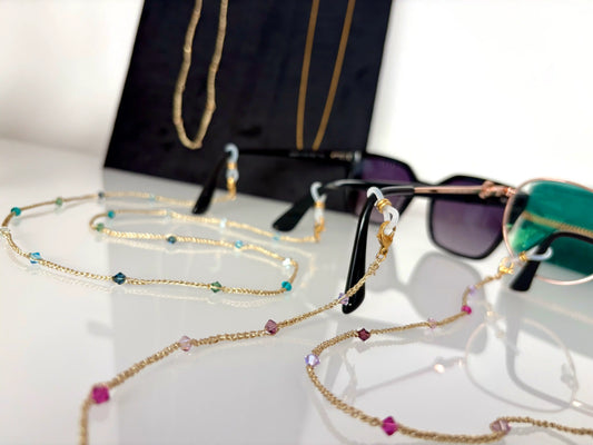 Bijou accessoire pour lunettes. Cordons de lunettes à fil doré crocheté main. Bijoux ornés de perles toupies en cristal aux nuances bleu, vert, rose et violet.