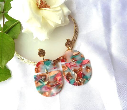 boucles d'oreilles clous disque martelé en acier inoxydable doré. Bijou orné de deux formes géométriques, demi-cercle et demi-ovale multicouleurs.