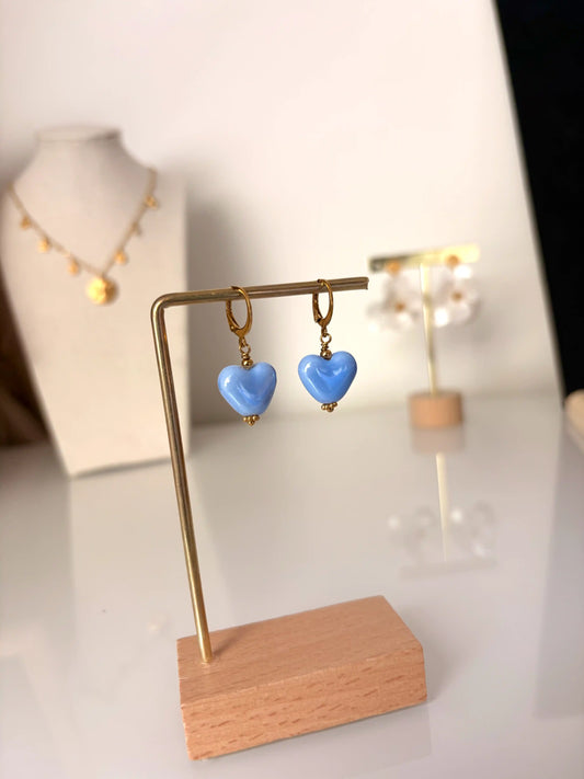 Boucles d'oreilles mini-créoles en acier inoxydable doré et ornées d'une perle céramique coeur bleu