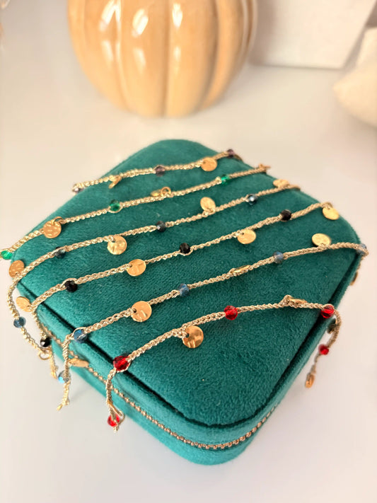 Bracelets crochetés à la main présentés sur une boite à bijoux vert émeraude. Bijoux ornés de perles de verre colorés et de sequins rond martelé. 