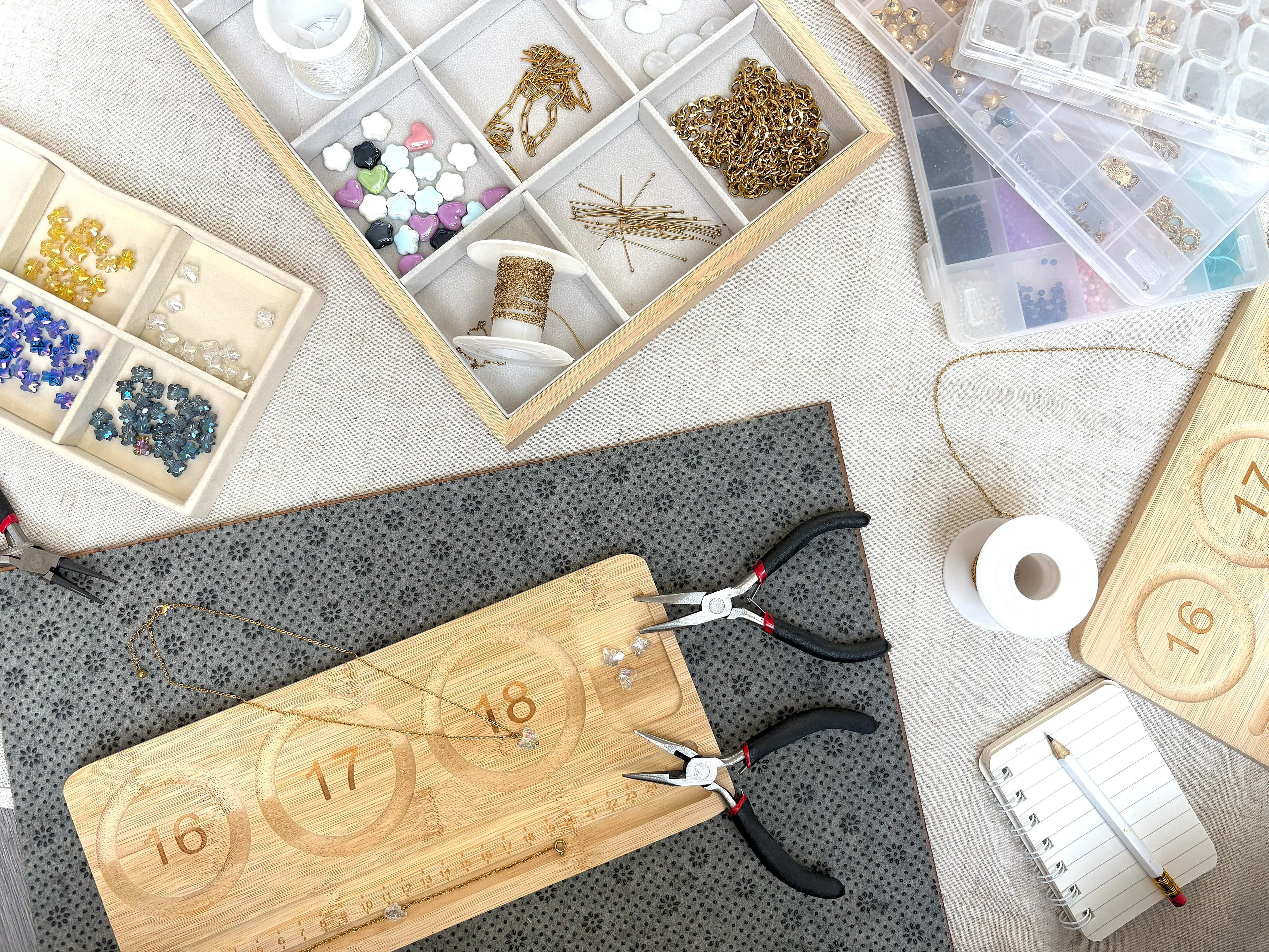 table atelier DIY avec des pinces, apprêts, chaînes, perles pour la création de bijoux faits main. Atelier à Domicile, proche agglomération cergy-pontoise. Atelier pour anniversaire, enterrement de vie de jeune fille (EVJF). 